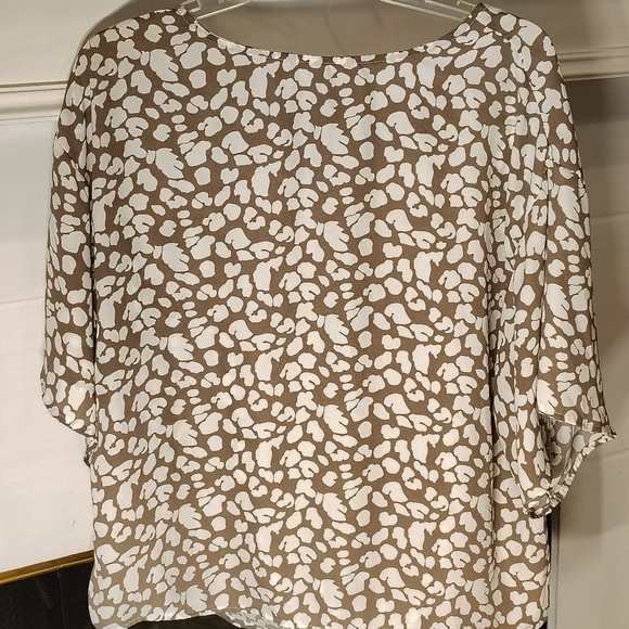 Tan Leopard / Cheetah V-neck Women's Medium Blouse With Tie Business Casual - Picture 7 of 9